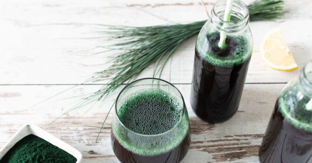 mix spirulina into smoothies and juice